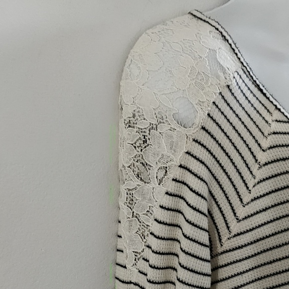 Chloe K size Medium lace shoulder shirt - Picture 3 of 4